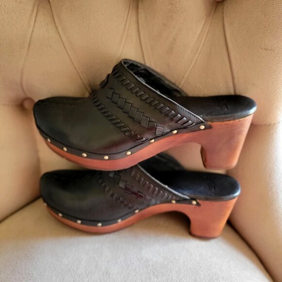 Ugg Vivica Womens Black Leather & Wood Studded Clog Mules Size 9 - Picture 4 of 9